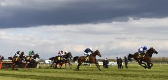 Trends Cleeve Hurdle race