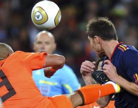 Nigel de Jong tackle Xabi Alonso